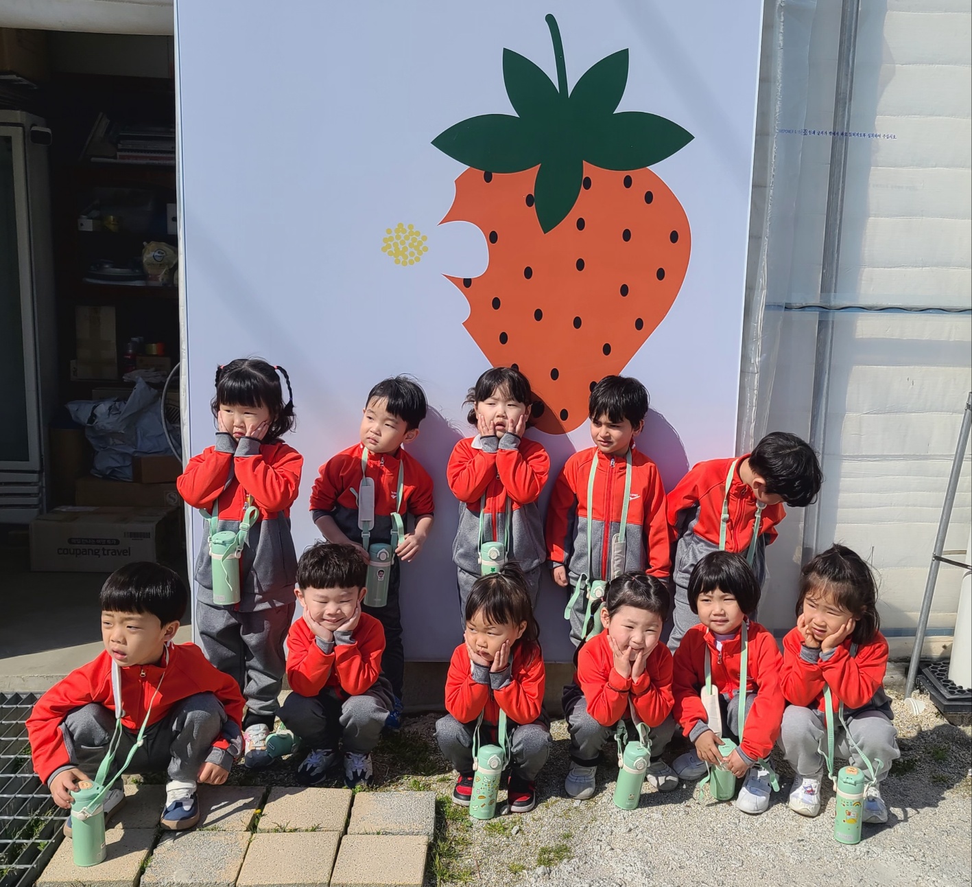 4월 8일 두레 유치원 딸기 따기 체험학습 사진